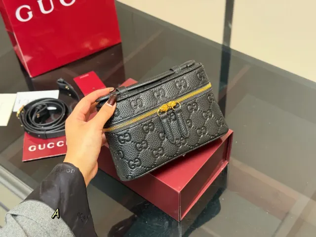 Gucci Mini Bag in Leather — 20 × 13 cm — source photograph 1 of 3