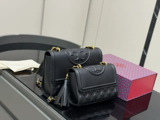 Tory Burch Fleming Soft Flap Crossbody Bag in Leather — 22 × 16 cm Options — source photograph 1 of 3