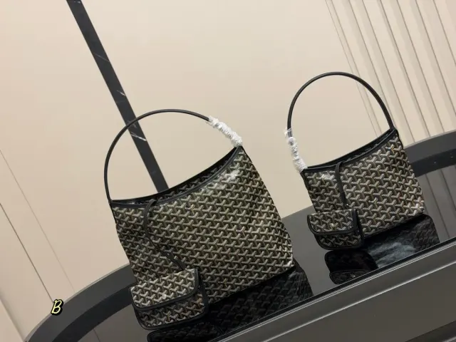 Goyard Tote Bag in Leather — 32 × 25 cm Options — source photograph 1 of 3