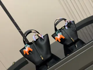 Hermès Picotin Bucket Bag in Cowhide Leather — 23 × 22 cm Options — source photograph 1 of 3
