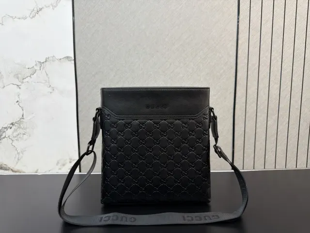 Gucci Crossbody Bag in Leather — 23 × 27 cm — source photograph 1 of 3