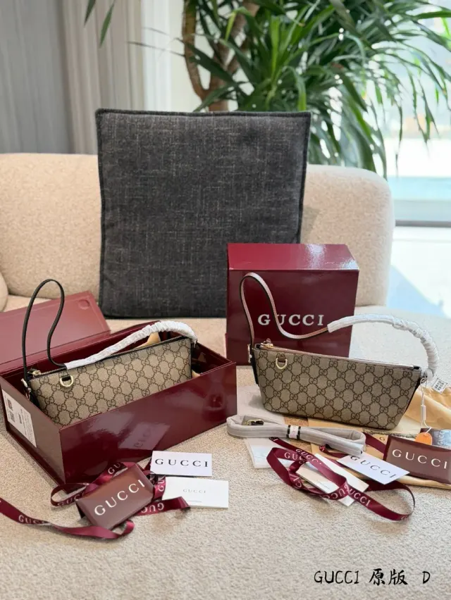 Gucci GG Canvas Shoulder Bag — 23 cm — source photograph 1 of 3
