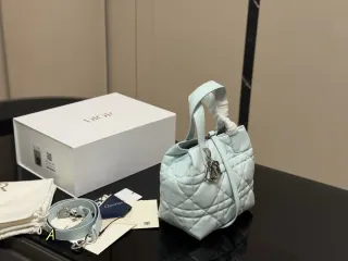 Dior Sac à main Toujours en cuir — 17 × 19 cm — photographie source 1 de 3