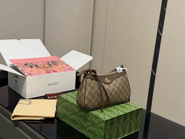 Gucci Mini Bag in Leather — 20 × 10 cm — source photograph 1 of 3