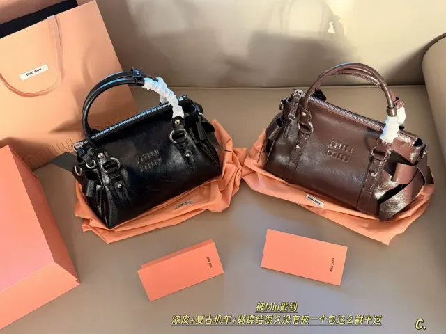 Miu Miu Patent-Finish Bow Handbag Replica — 24 × 21 cm — source photograph 1 of 3