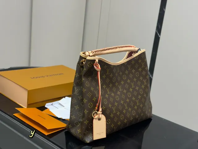 Louis Vuitton Piano Mezzo Tote Bag in Leather — 43 × 33 cm — source photograph 1 of 3