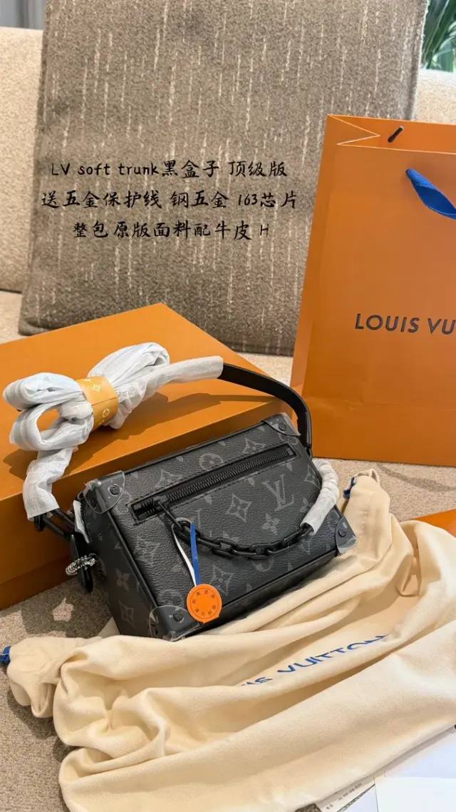 Louis Vuitton Monogram Canvas Crossbody Bag — 21 × 15 × 9 cm — source photograph 1 of 3