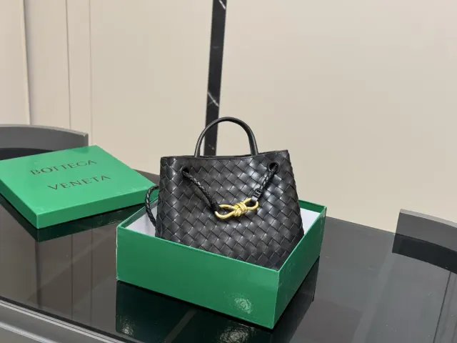 Bottega Veneta Woven Tote Bag — 25 × 20 cm — source photograph 1 of 3