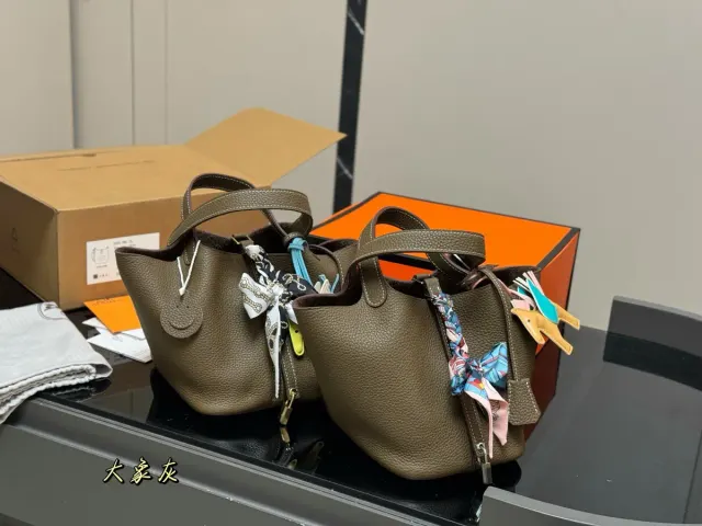 Hermès Picotin Bucket Bag in Cowhide Leather — 18 × 20 cm — source photograph 1 of 3