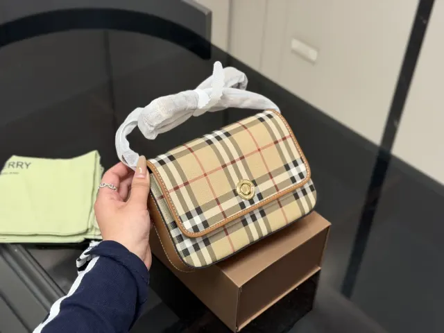 Burberry Messenger Bag in Leather — 20 × 14 cm — source photograph 1 of 3