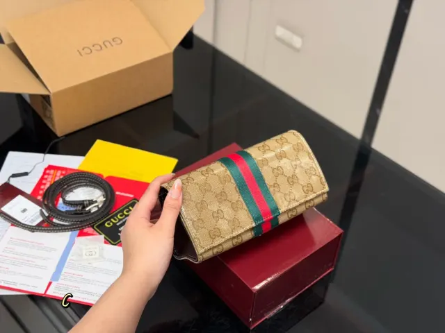 Gucci Handbag in Leather — 20 × 10 cm — source photograph 1 of 3