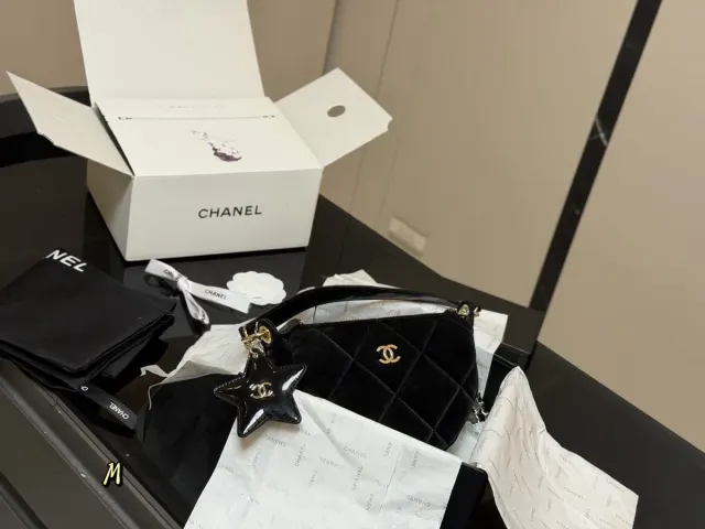 Chanel Coco Handbag in Leather — 21 × 15 cm — source photograph 1 of 3
