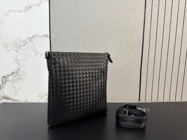 Bottega Veneta Woven Crossbody Bag — 24 × 27 cm — source photograph 1 of 3
