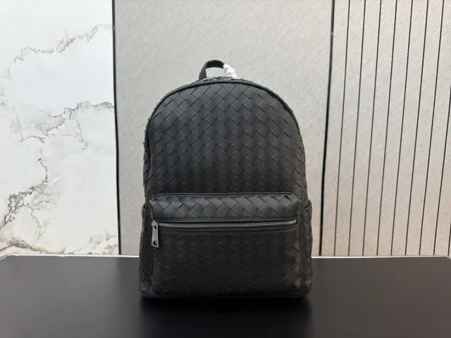Bottega Veneta Woven Backpack — 32 × 42 cm — source photograph 1 of 3