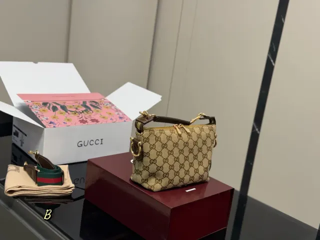 Gucci GG Handbag in Leather — 19 × 14 cm — source photograph 1 of 3