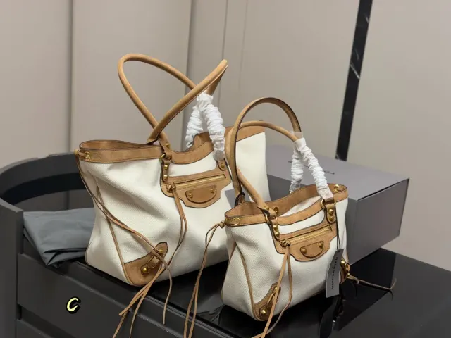 Balenciaga Tote Bag in Leather — 40 × 27 cm Options — source photograph 1 of 3