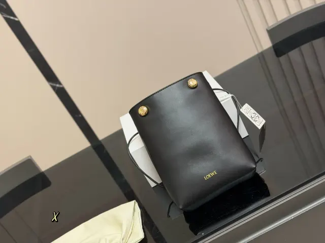 Loewe Pebble Handbag in Leather — 16 × 22 cm — source photograph 1 of 3