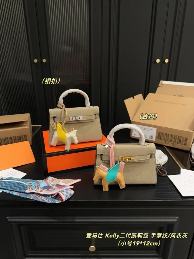 Hermès Kelly Handbag in Leather — source photograph 1 of 3