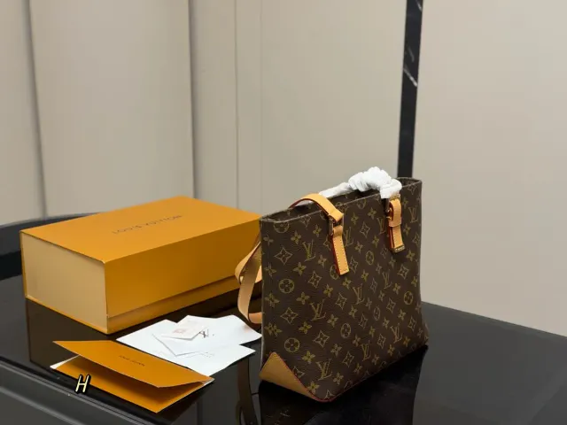 Louis Vuitton Piano Mezzo Tote Bag in Leather — 30 × 24 cm — source photograph 1 of 3