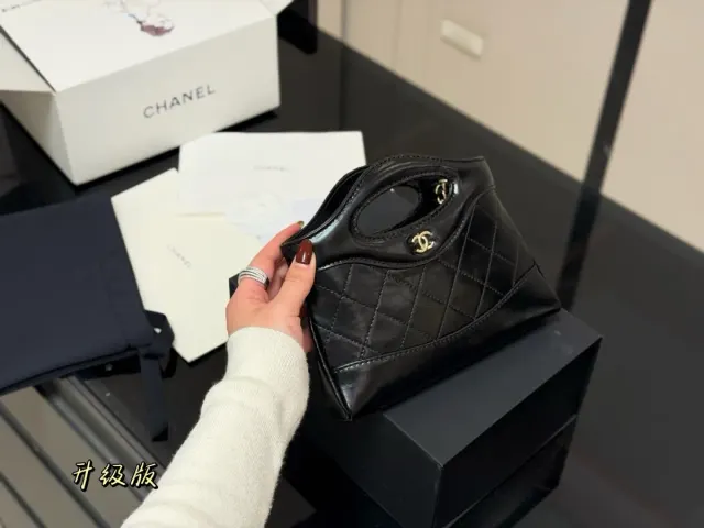 Chanel 31 Mini Bag in Leather Replica — 20 × 14 cm — source photograph 1 of 3