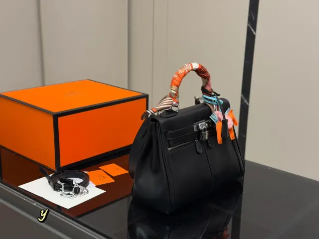 Hermès Kelly Handbag in Cowhide Leather — 30 cm — source photograph 1 of 3