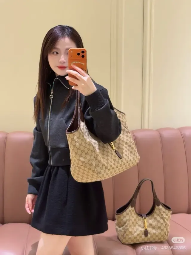 Gucci Jackie Tote Bag in Leather — source photograph 1 of 3