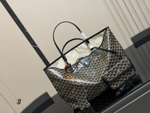 Goyard Tote Bag in Leather — 42 × 29 cm — source photograph 1 of 3
