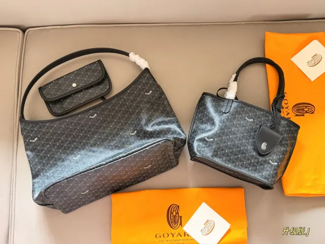 Goyard Shoulder Bag in Leather — 32 × 25 cm — source photograph 1 of 3