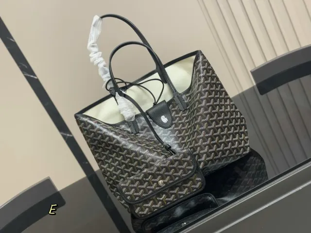 Goyard Tote Bag in Leather — 35 × 27 cm — source photograph 1 of 3
