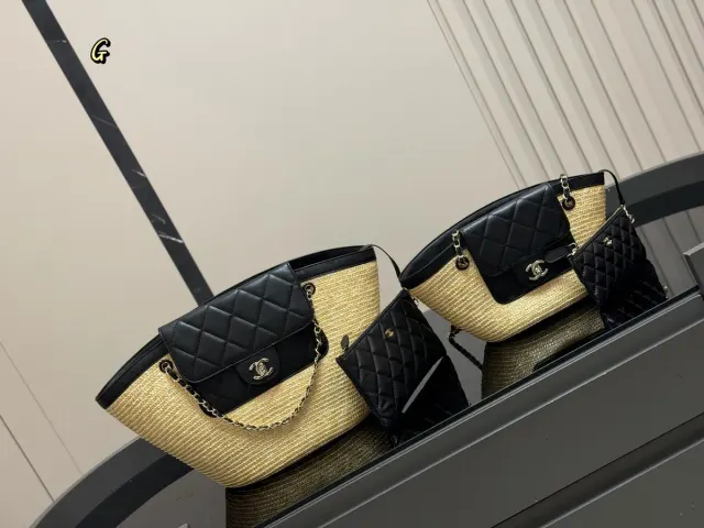 Chanel Woven Raffia Style Handbag — 28 × 25 cm Options — source photograph 1 of 3