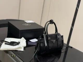 Prada Bolso Bonnie de piel — 25 × 16 cm - fotografía fuente 1 de 3