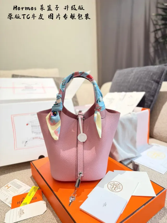 Hermès Picotin Bucket Bag in Leather — 18 cm — source photograph 1 of 3