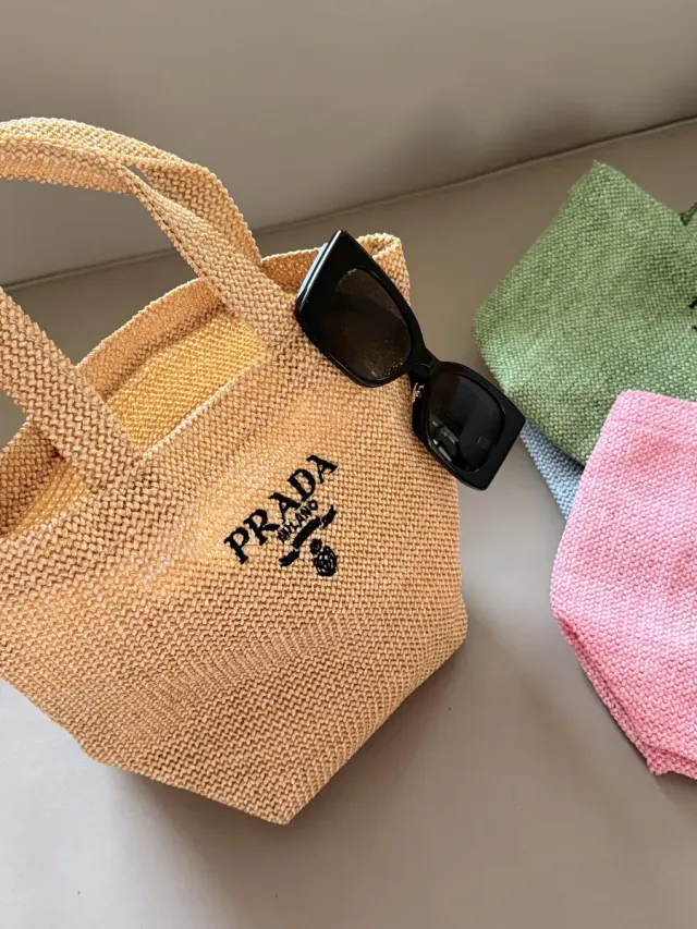 Prada Raffia Style Handbag — 23 cm — source photograph 1 of 3