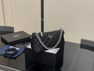 Prada sac porté épaule en cuir — 23 × 12 cm — photographie source 1 de 3