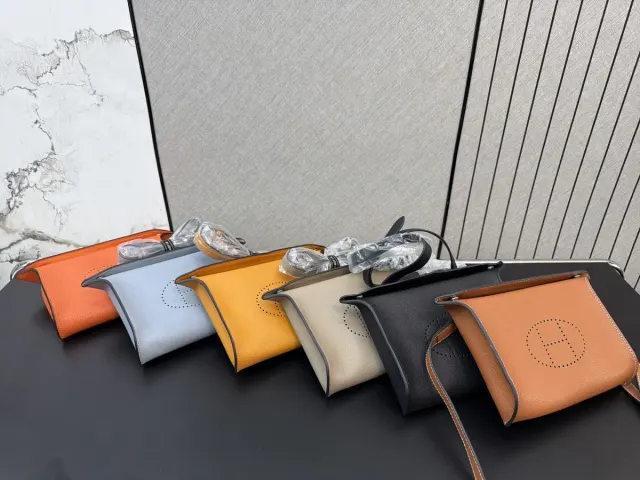 Hermès Crossbody Bag in Leather — 15 × 25 cm — source photograph 1 of 3