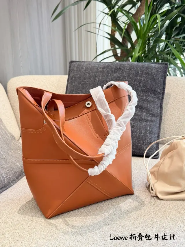 Loewe Puzzle Tote Bag in Leather — 25.5 × 14.5 × 31.5 cm — source photograph 1 of 3