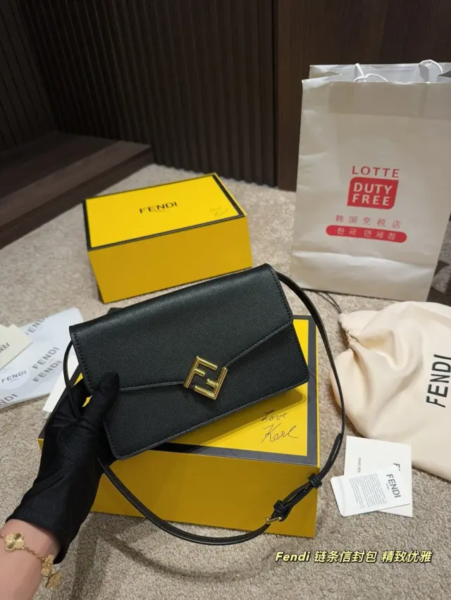 Fendi Chain Handbag in Leather — source photograph 1 of 3