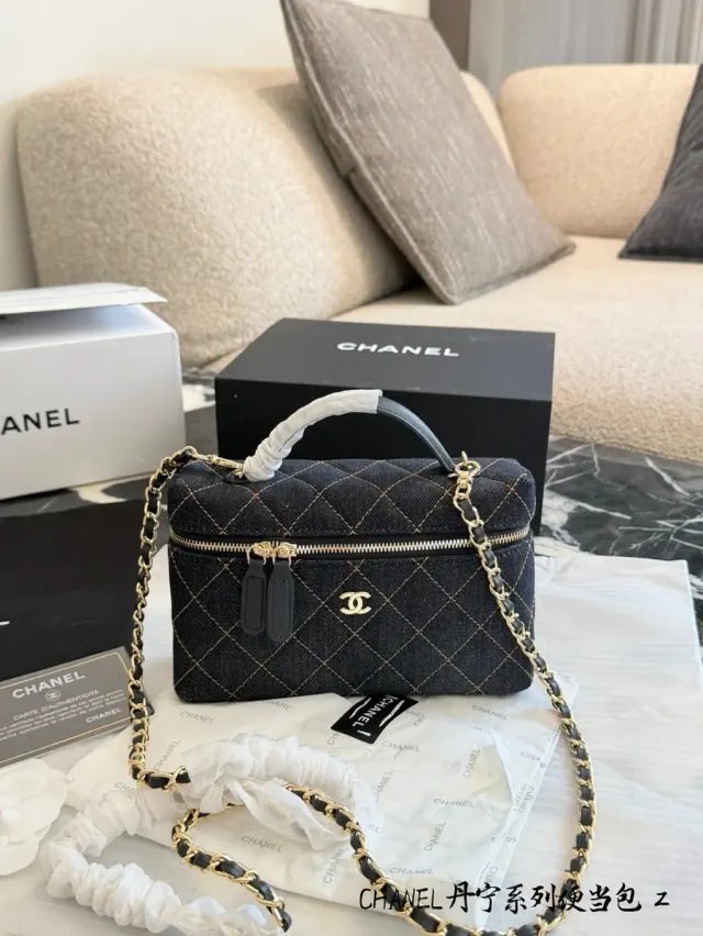 Chanel Denim Quilted Crossbody Bag — 18 cm — source photograph 1 of 3