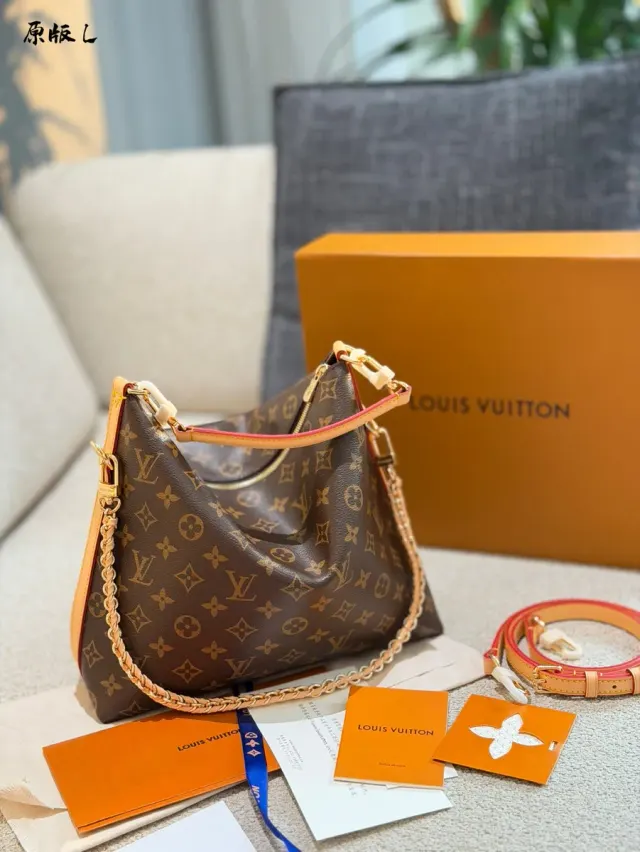 Louis Vuitton Multipass Monogram Canvas Crossbody Bag — 30 × 26 × 10 cm — source photograph 1 of 3