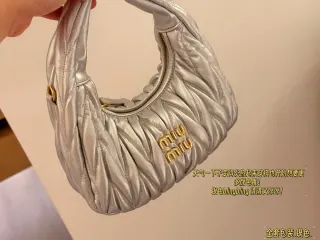 Miu Miu Bolsa Wander em Couro — 20 × 17 cm — fotografia fonte 1 de 3