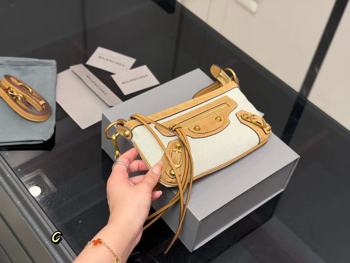 Balenciaga Canvas Handbag - 22 × 13 cm — source photograph 1 of 3