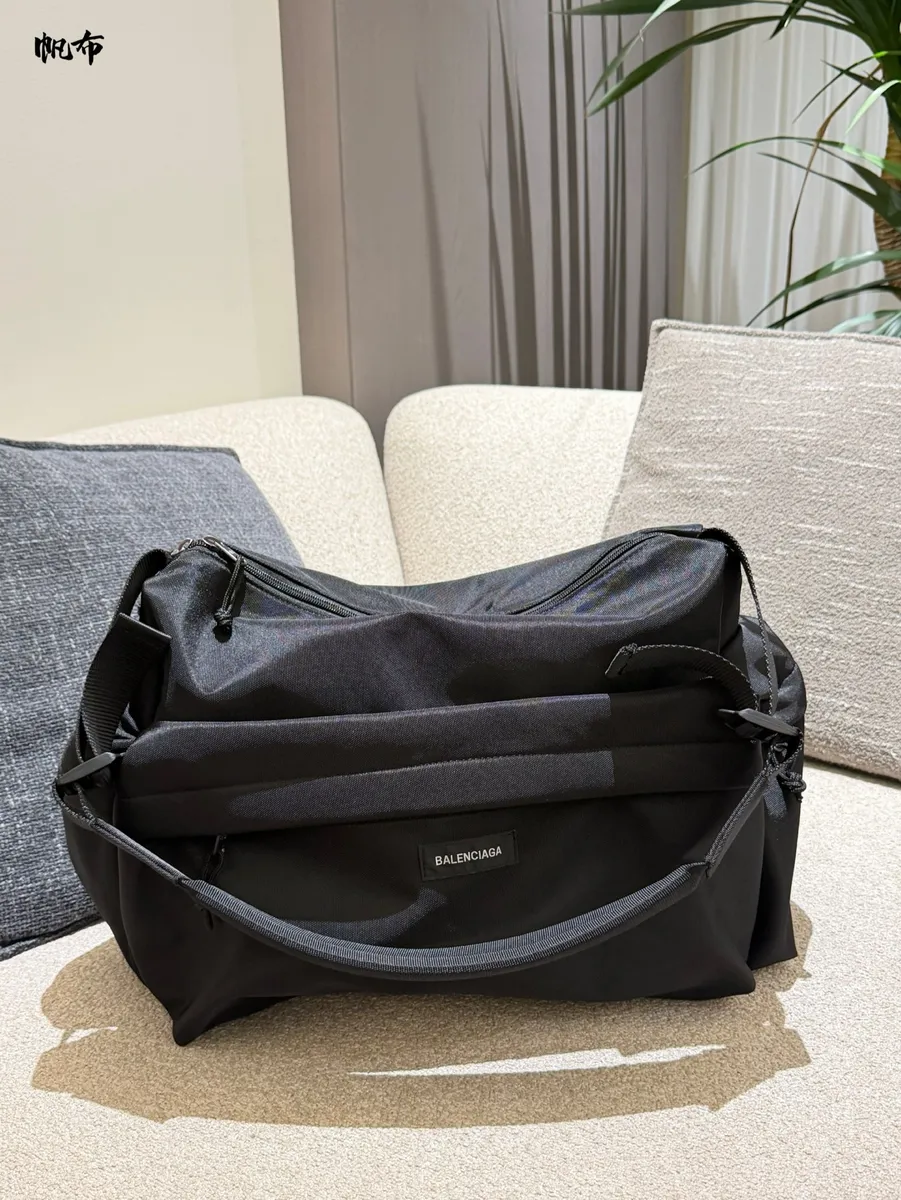 Balenciaga Crossbody Bag - 45 cm — source photograph 1 of 3
