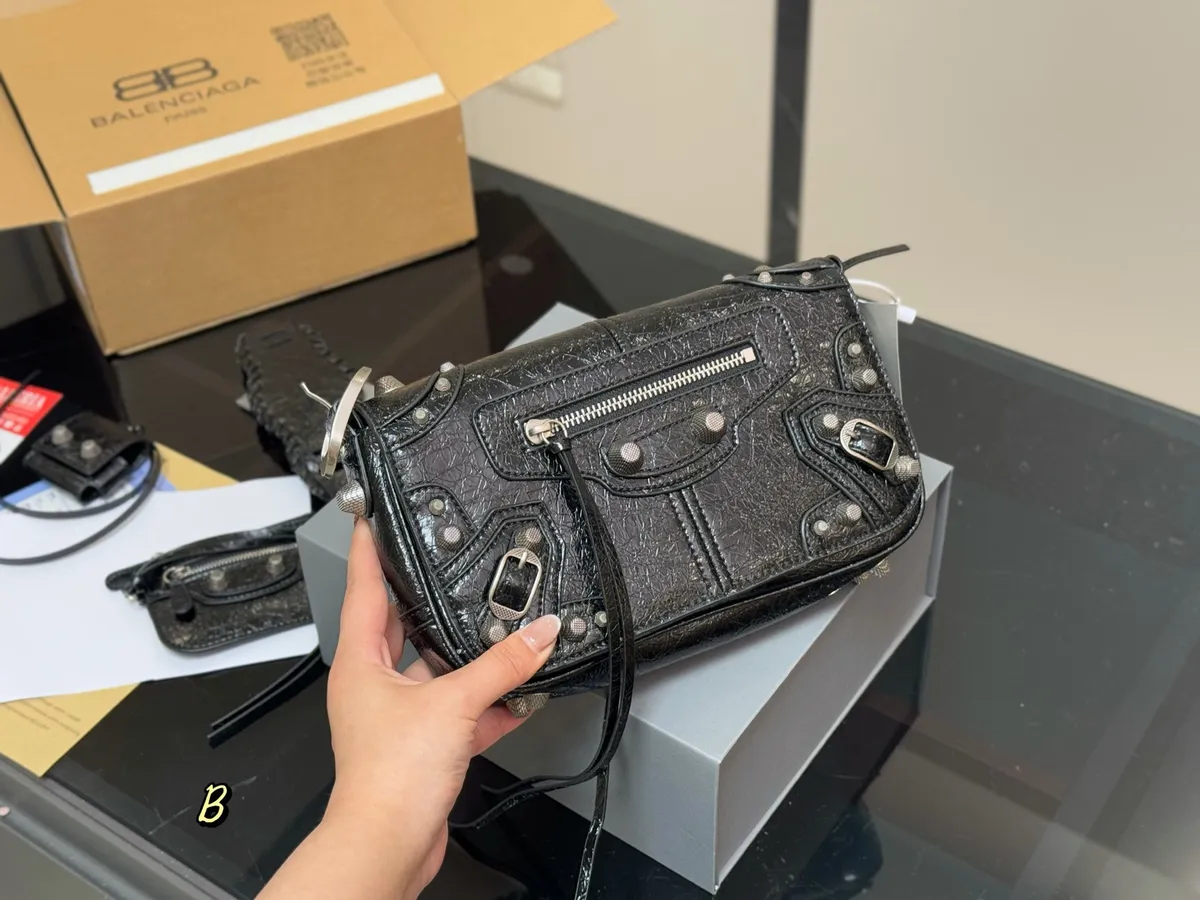 Balenciaga Handbag - 27 × 15 cm — source photograph 1 of 3