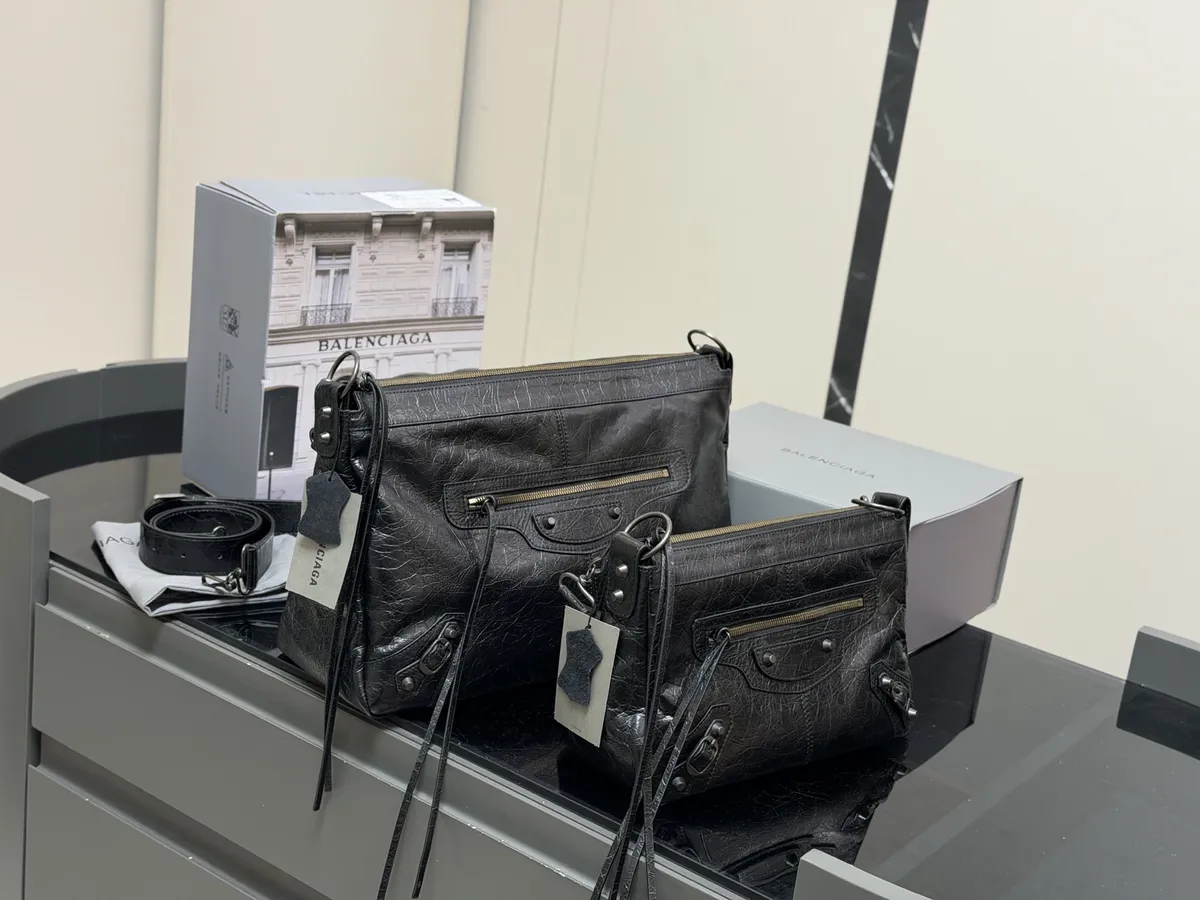 Balenciaga Handbag - 28 × 18 cm Options — source photograph 1 of 3