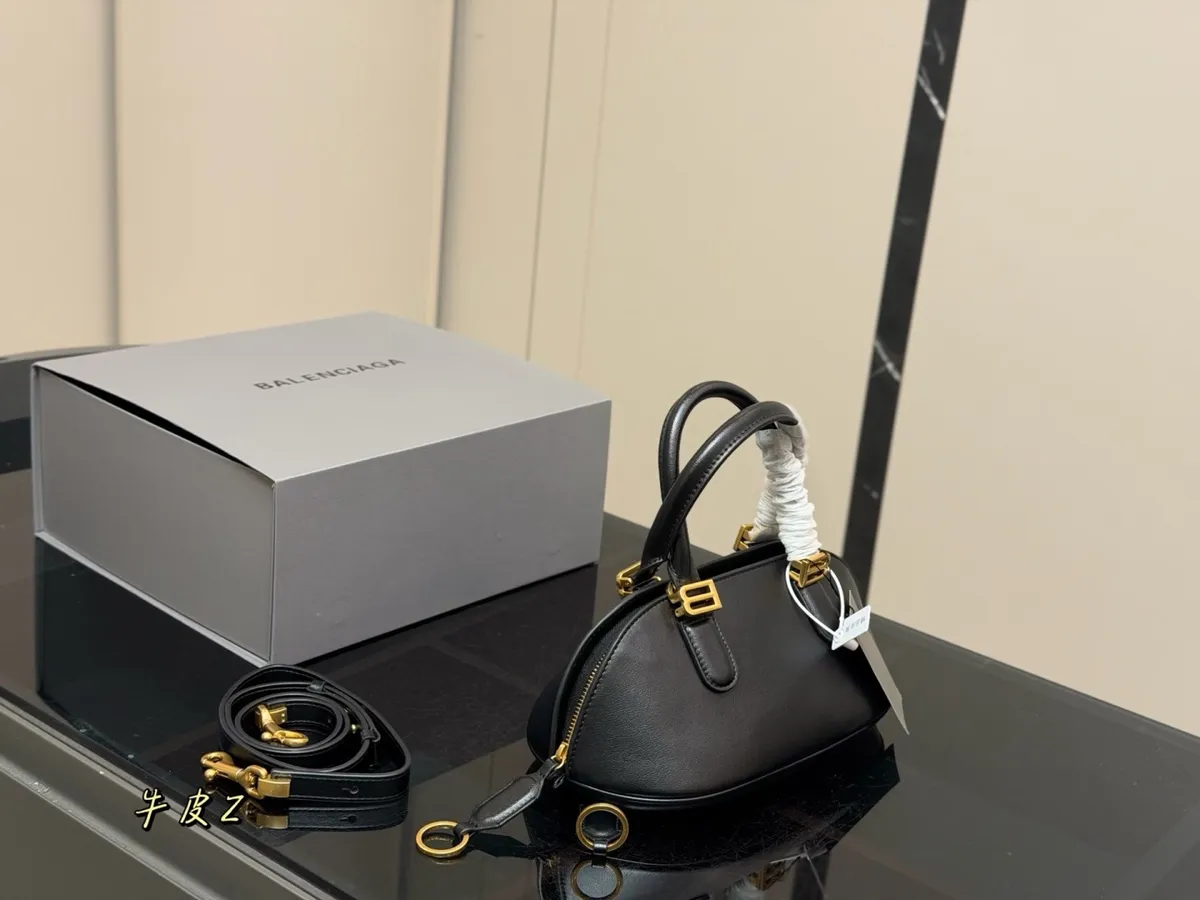 Balenciaga Handbag - 29 × 13 cm — source photograph 1 of 3