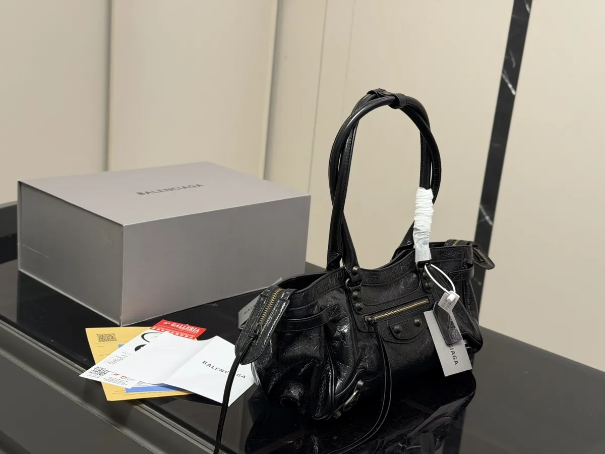Balenciaga Handbag - 32 × 18 cm — source photograph 1 of 3