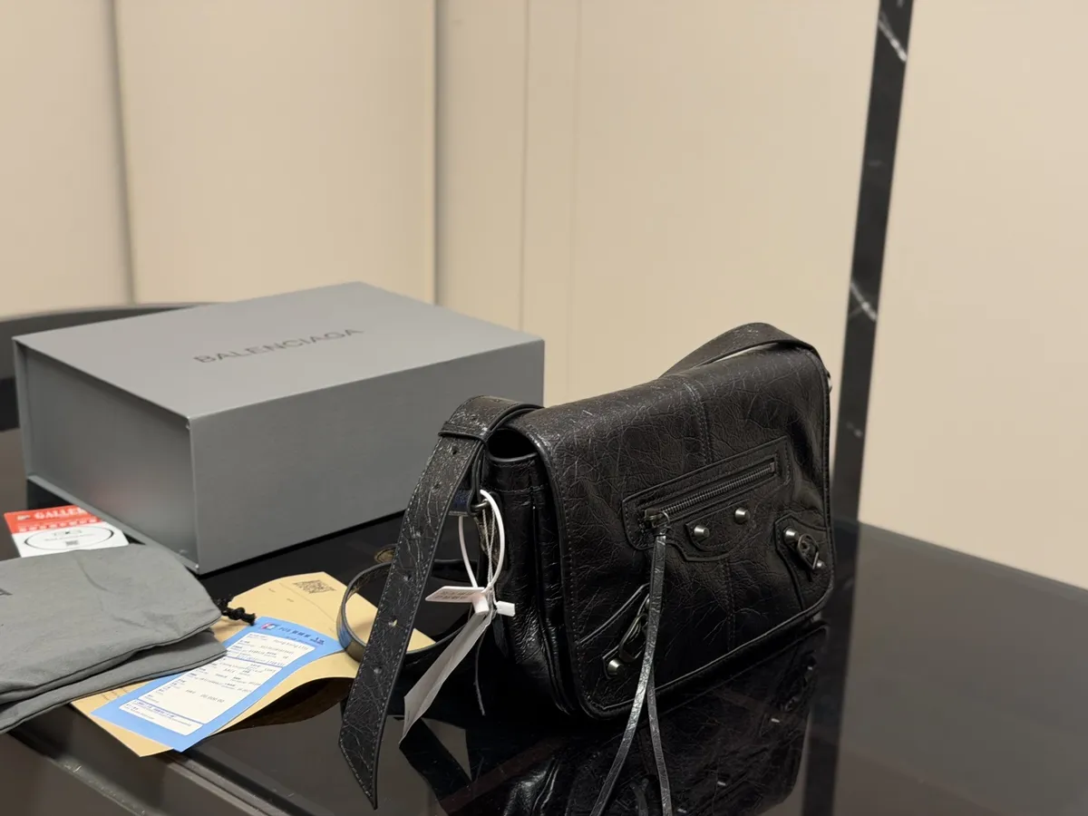 Balenciaga Messenger Bag - 26 × 19 cm — source photograph 1 of 3