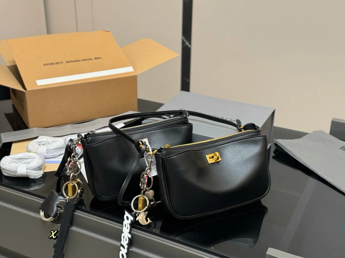 Balenciaga Shoulder Bag - 23 × 13 cm — source photograph 1 of 3