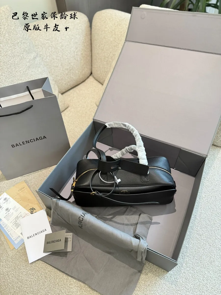 Balenciaga Shoulder Bag - 30 cm — source photograph 1 of 3