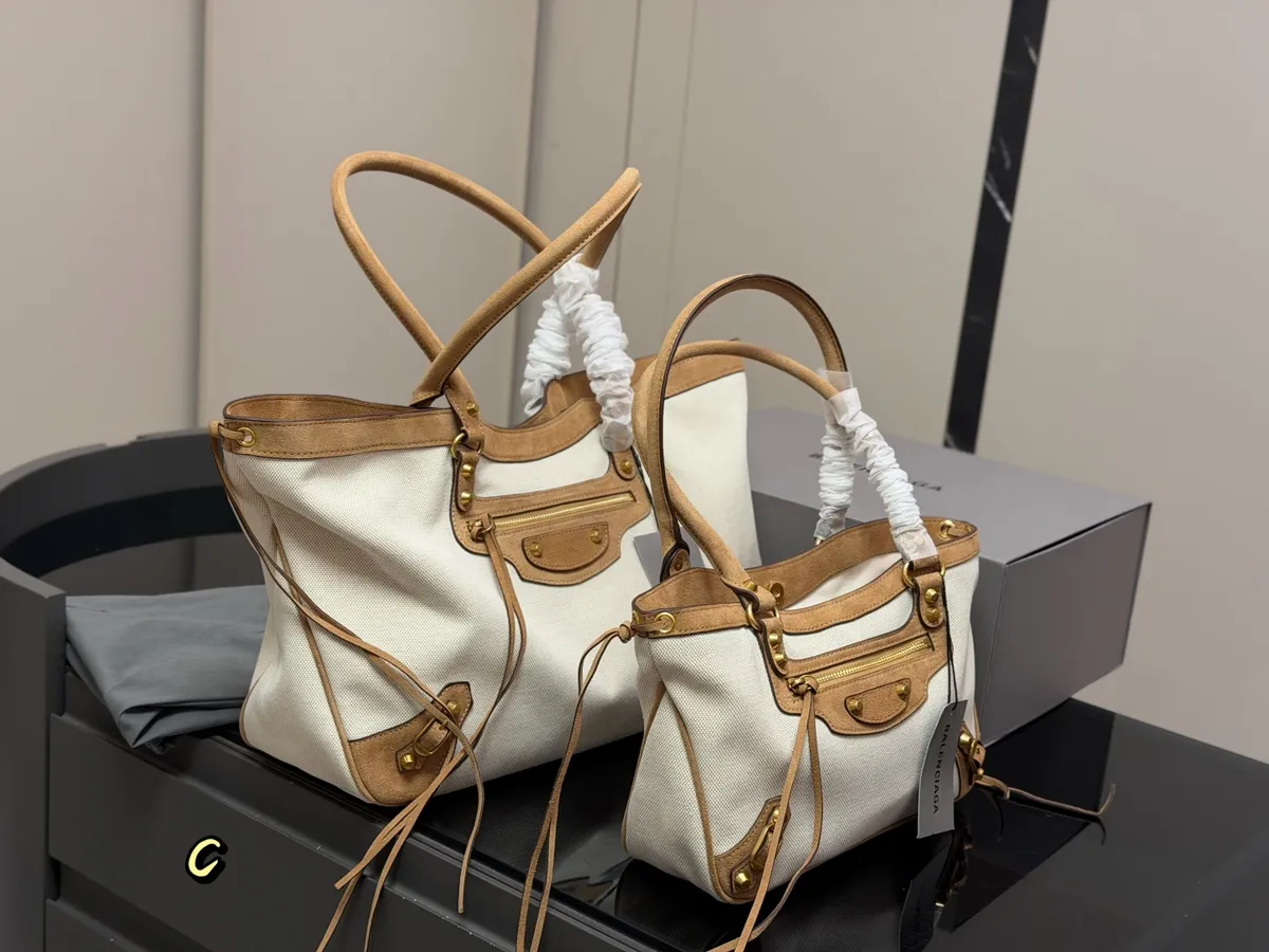 Balenciaga Tote Bag - 40 × 27 cm Options — source photograph 1 of 3